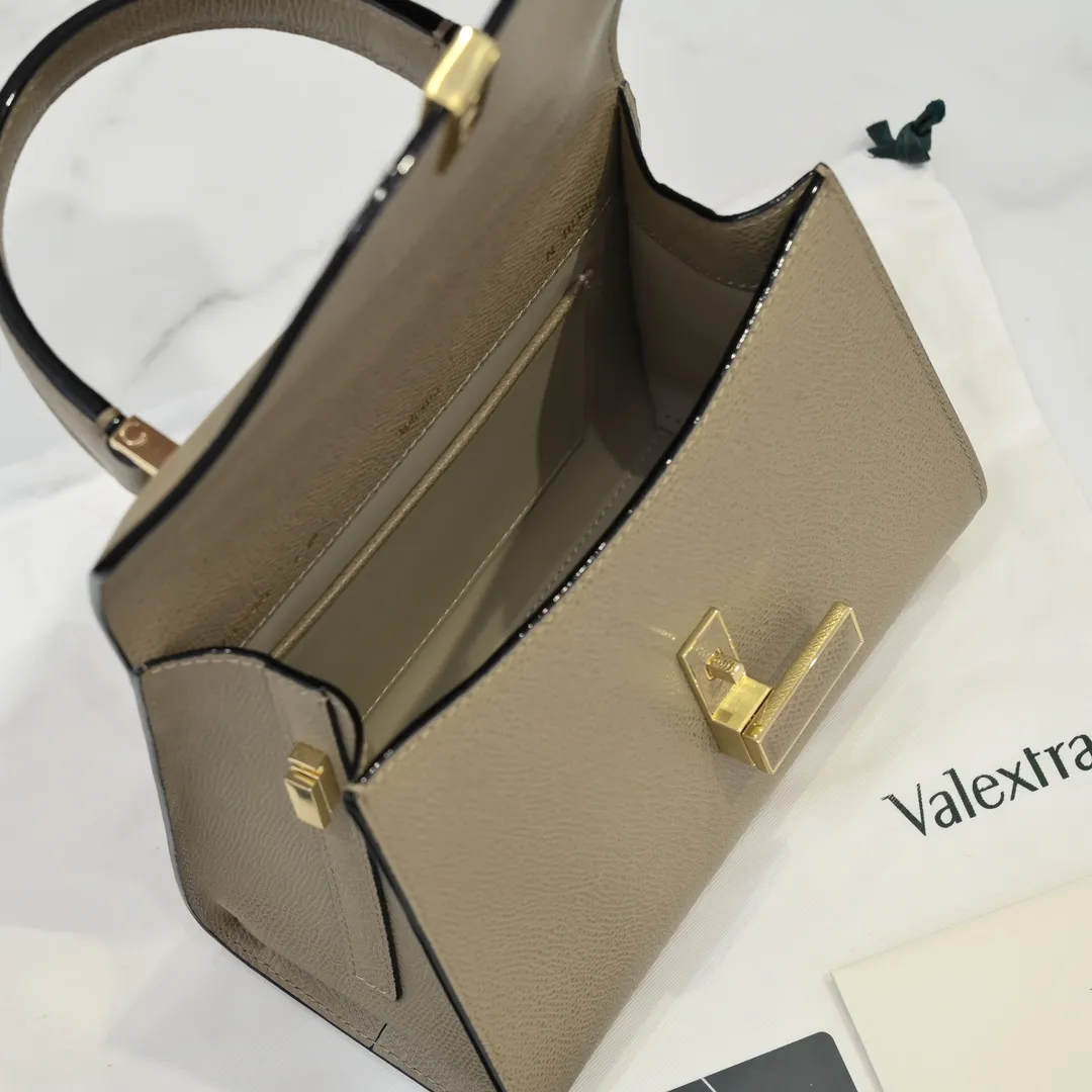 Valextra, the name of Italy's beloved horse, Iside is Val. One of extra's most iconic designs. There is no obvious logo, but the simple collective line design is very recognizable, full of architectural art, and shows a capable and intellectual style. It is made of imported palm-print lining cowhide, with up to five stitches of handwork, and the shiny oil edges test the skill of the craftsman. Small size: 22cm model 6627-1#